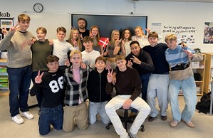 9.a fra Engholmskolen i Allerød lukkede og slukkede for de Nationale test den 21. november 2025, hvor sidste besvarelse blev sendt til systemet kl. 14:30.  STIL har kvitteret med flødeboller til klassen, og de 23 elever og deres lærer kvitterede med et skønt billede. 